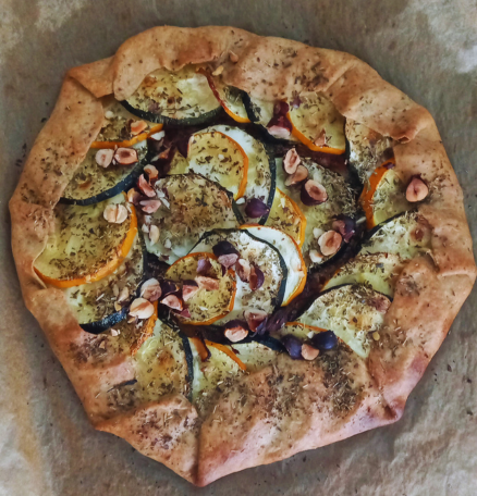 Tarte rustique courgettes oignons confits et noisette toastée