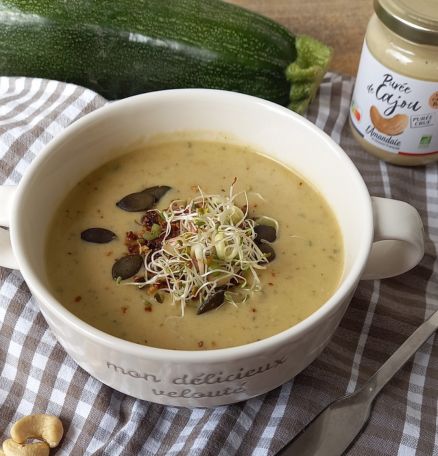 Velouté de courgette à la purée noix de cajou