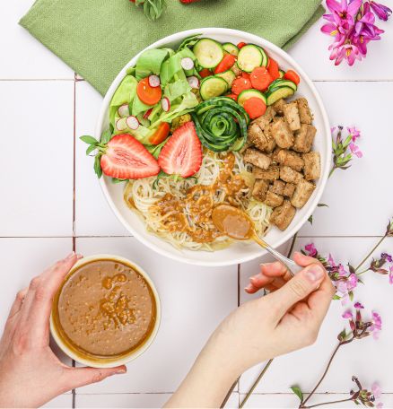 Nouille de konjac et sauce à la cacahuète toastée