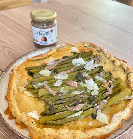 Tarte aux asperges et à la purée de noisette